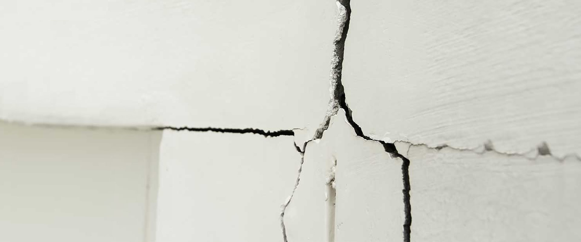 Experten des Sachverständigenbüro Dreher bei der Begutachtung von allgemeinen Bauschäden